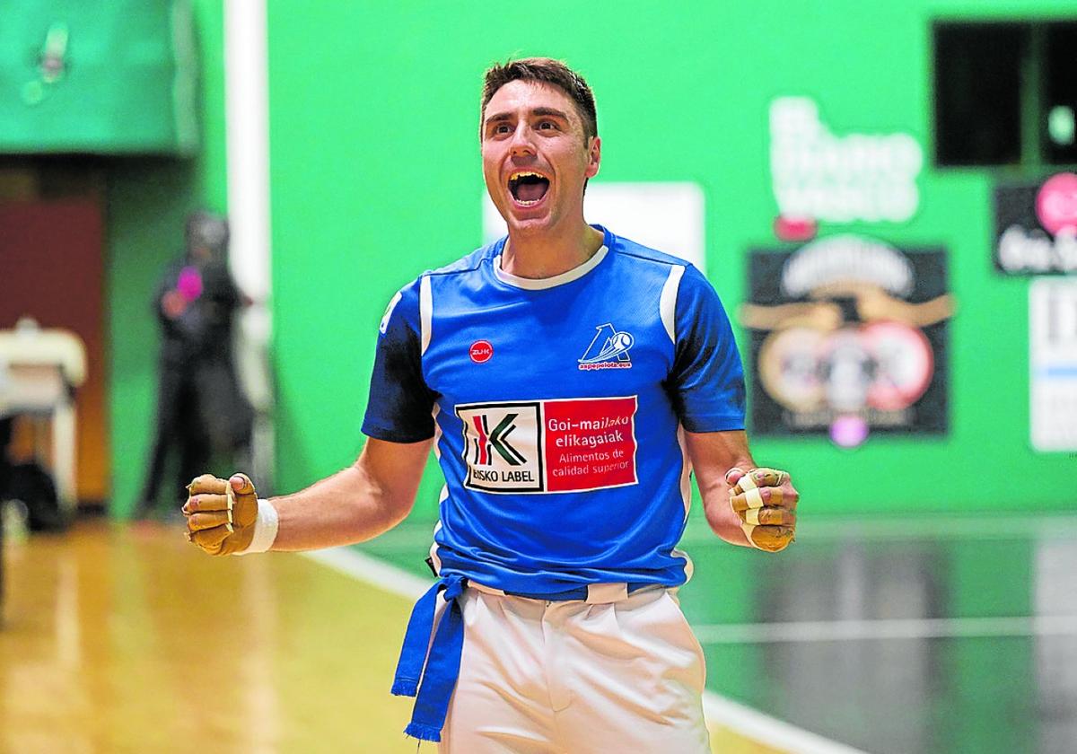 Peio Etxeberria celebra la clasificación para la final del Cuatro y medio.