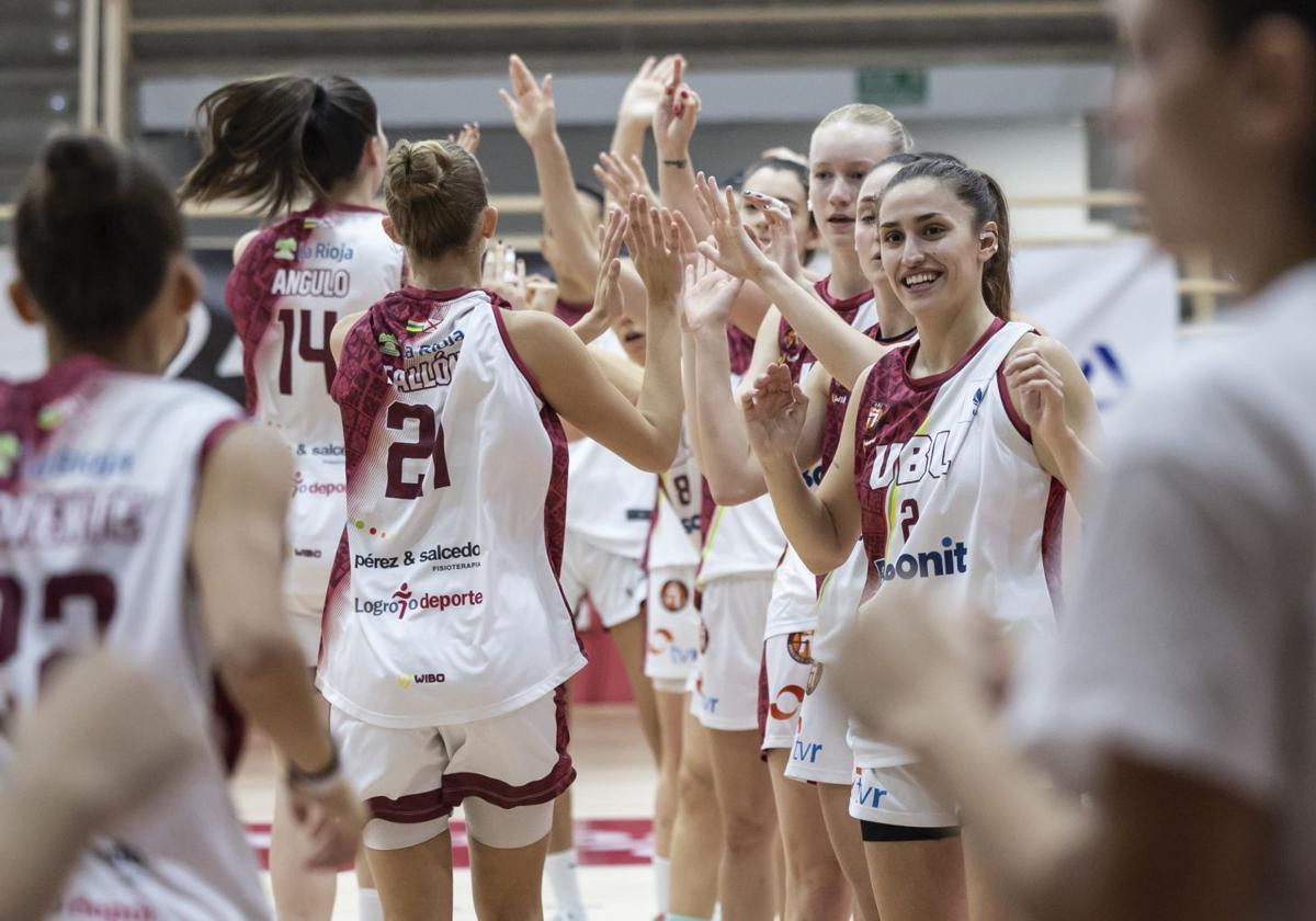 Las jugadoras del Unibasket celebran un triunfo,