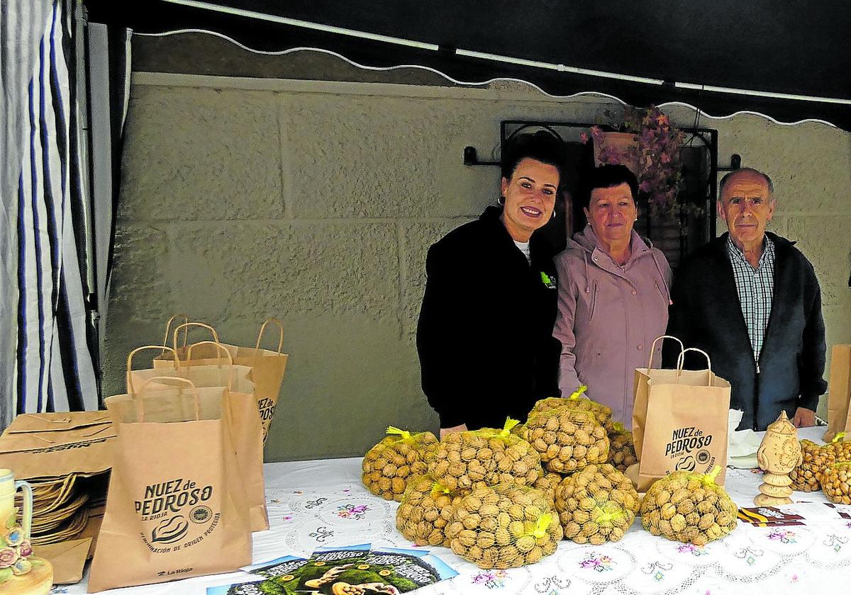 Las nueces fueron las protagonistas de los puestos, ofrecidas por familias de vecinos.