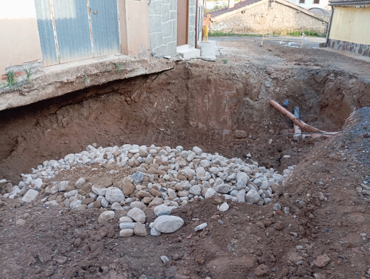 Socavón en el barrio de los Tomares en octubre.