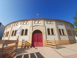 Exterior de la plaza de toros, en las fiestas de agosto.