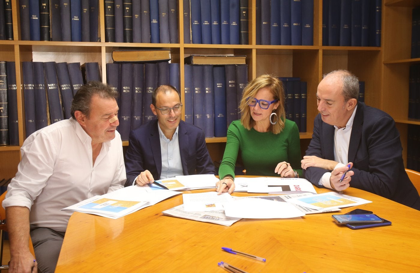José Miguel Peña (Universidad de La Rioja), David Navarro (CaixaBank), Estrella Rodríguez y Toño del Río (Diario LA RIOJA), durante las deliberaciones del jurado.