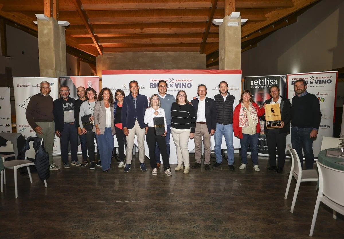 Foto de familia de los ganadores con los patrocionadores y organizadores.