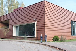 Dos vecinos hablan delante del recinto, ubicado en el paseo San Julián y cerrado desde octubre de 2023.