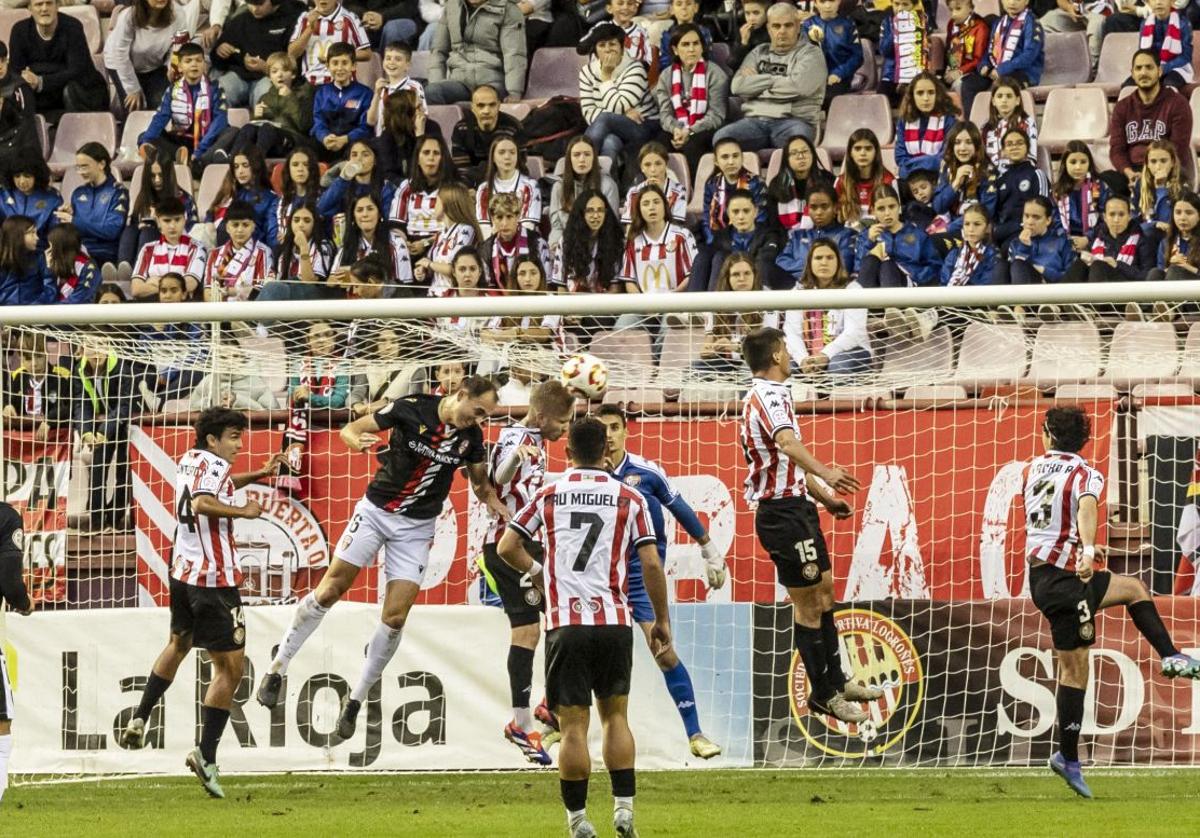 Sergio Gil y Andoni Ugarte pugnan por el balón en el área de la SD Logroñés, el pasado domingo.