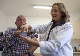 El paciente Manuel Álvarez, con la doctora Martínez de Salinas, mostrando el lector de glucemia.