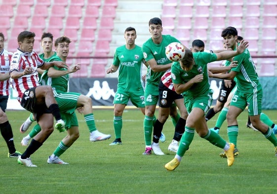 Jugada del partido disputado entre la SDLogroñés y el Arenas Club en Las Gaunas, el último que perdió el conjunto vizcaíno esta temporada.