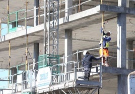 Trabajadores de la construcción, en una obra en Logroño.