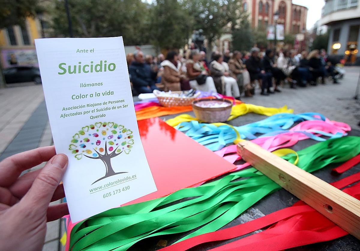 Los lazos de colores, preparados en la mesa para ser colgados en el árbol de la plaza de la Diversidad en el acto convocado por Color a la Vida.