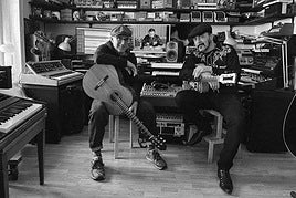 Víctor Coyote y Javier Álvarez, durante un ensayo de la banda sonora de 'El crack'.