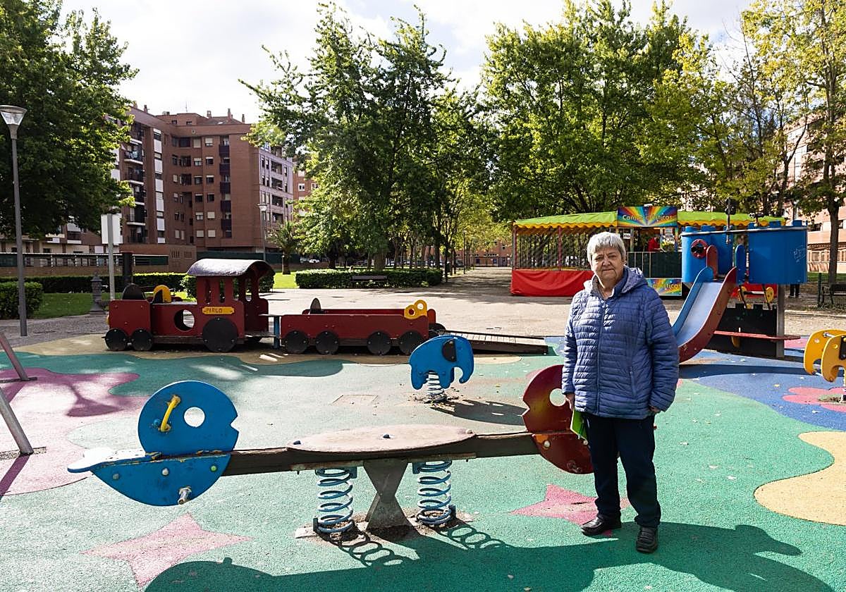 Mamen Bañales posa en el parque Rosalía de Castro, cuya renovación se ha anunciado recientemente y centra una de las reivindicaciones del barrio.