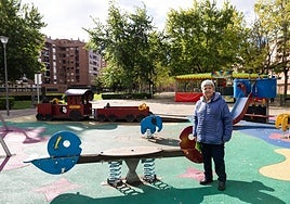 Mamen Bañales posa en el parque Rosalía de Castro, cuya renovación se ha anunciado recientemente y centra una de las reivindicaciones del barrio.