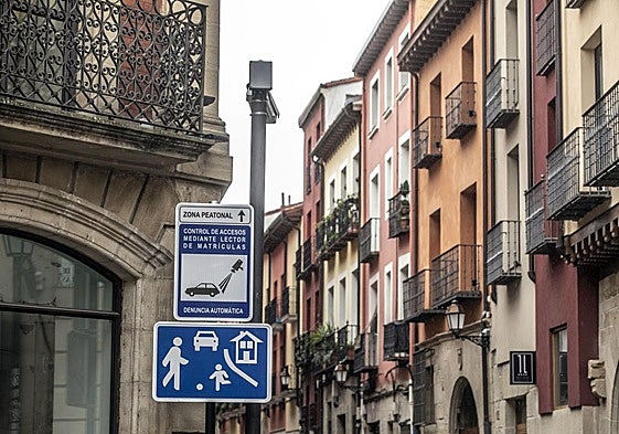 Control de accesos mediante lector de matrículas (con denuncia automática) en la calle Mayor.