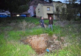 Isidoro Rojo y José Antonio Ruiz Clavijo, sobre una bodega hundida en el barrio Los Tomares de Murillo.