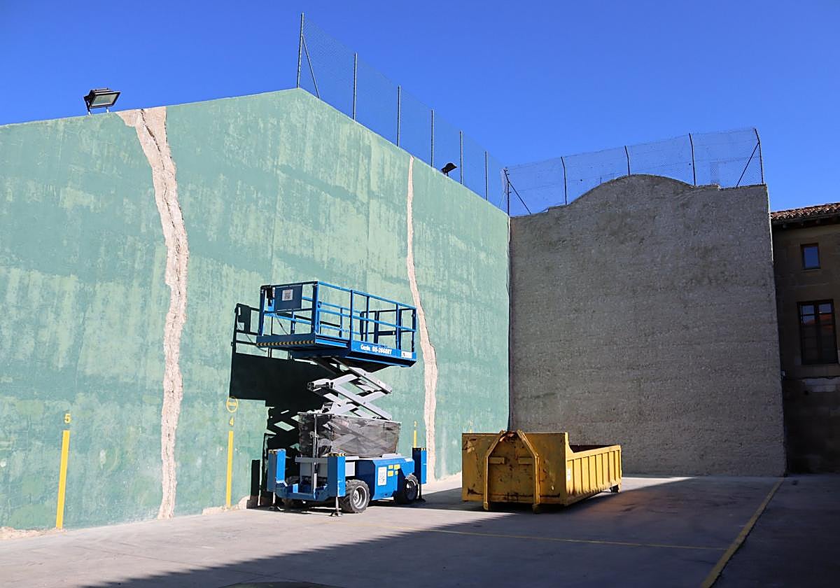 Obras de reforma en el frontón de San Vicente.