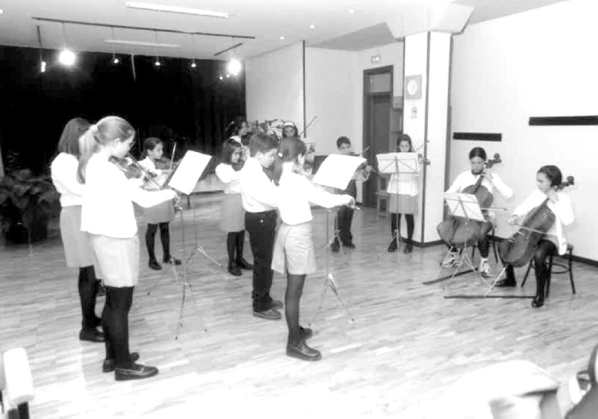 Los jóvenes interpretan una canción en una de las salas del conservatorio de Haro, décadas atrás.