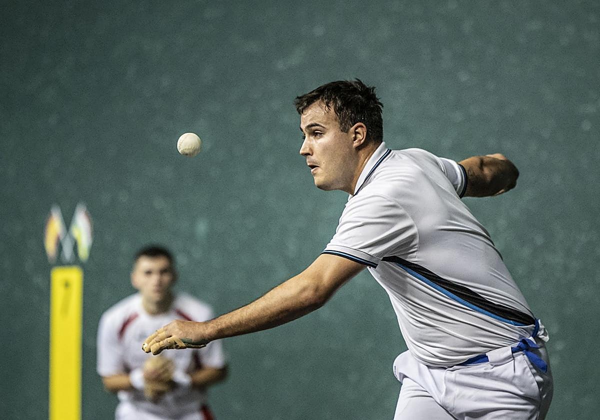 Óscar Lerena pone la pelota en juego.