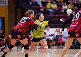 Alba Sánchez pasa el balón ante su exequipo.