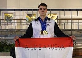 Iván Martínez, con sus tres medallas en el Nacional.