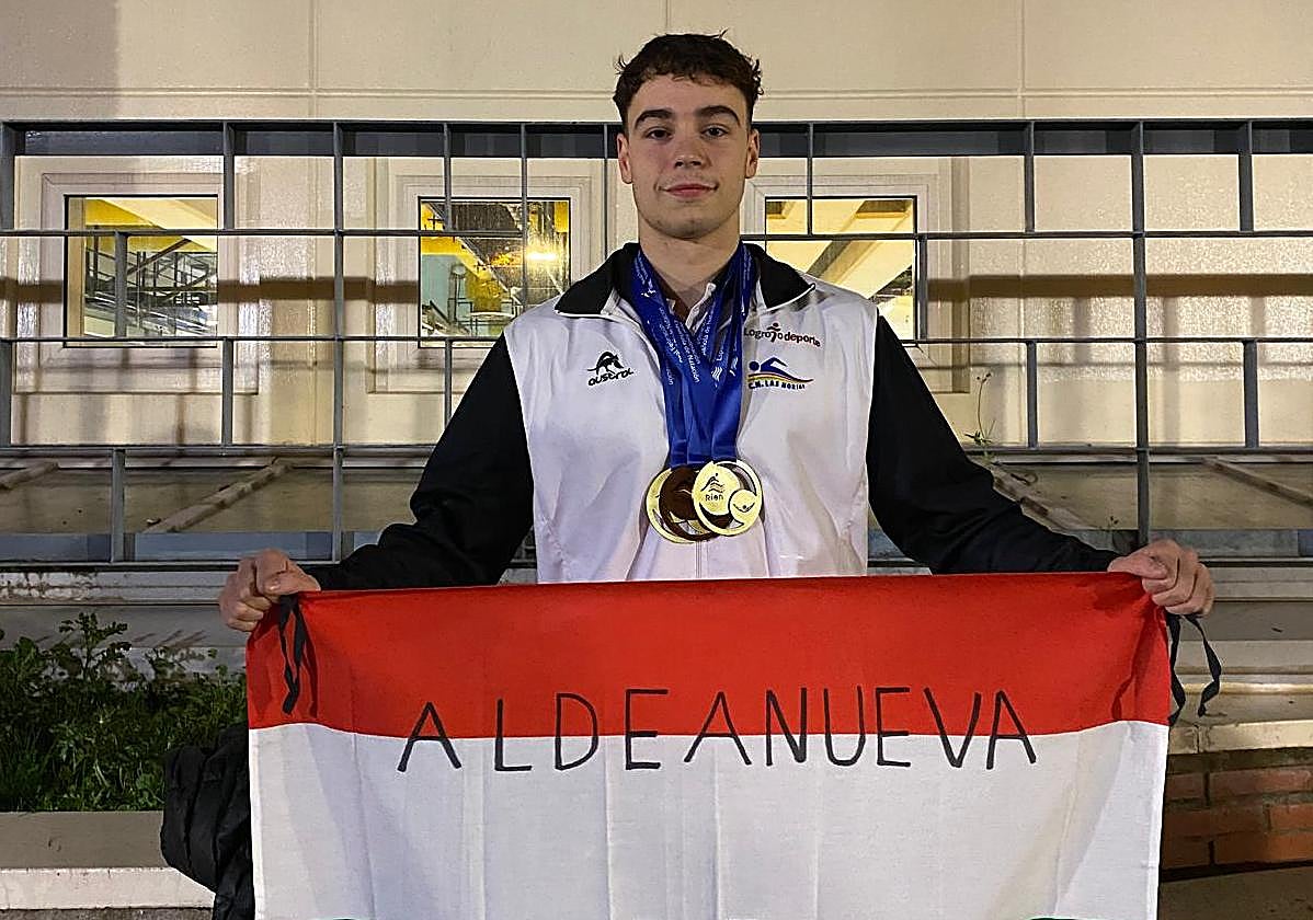 Iván Martínez, con sus tres medallas en el Nacional.