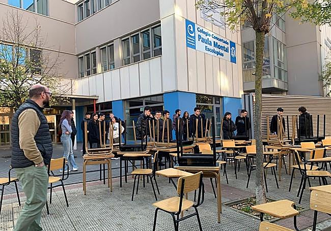 Los alumnos del centro educativo ayudan a trasladar el mobiliario escolar.