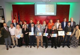 Los premiados posaron al final del acto con los miembros del jurado, los patrocinadores y los organizadores.