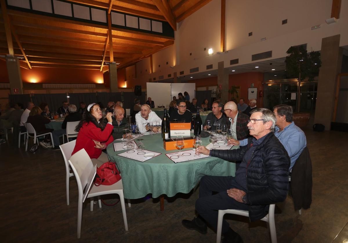 Una de las mesas de jugadores, durante los instantes previos al inicio de la cata.