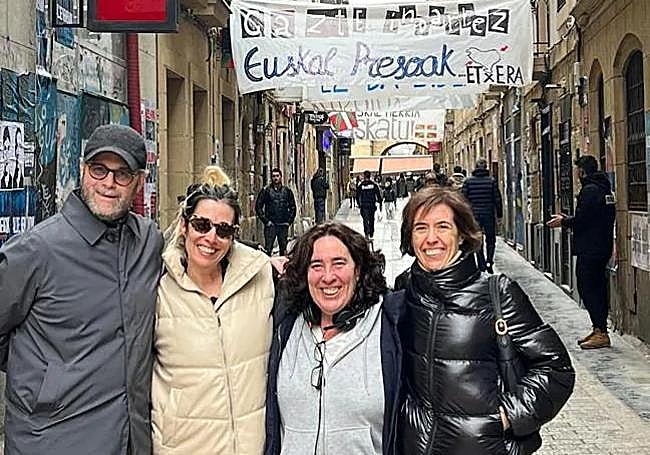 Arantxa Echevarría en la Parte Vieja de Donostia decorada para el rodaje junto a los productores Pablo Nogueroles, María Luisa Gutiérrez y Mercedes Gamero en una fotografía cedida por esta última.