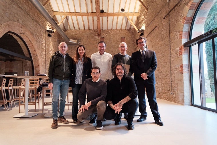 Cocineros y organizadores riojanos posan tras la presentación de la cena solidaria.