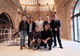 Cocineros y organizadores riojanos posan tras la presentación de la cena.