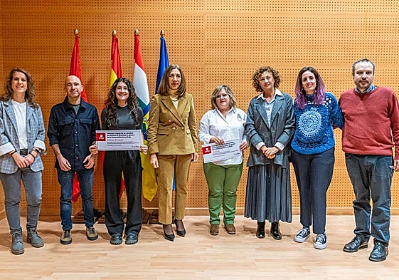 Las premiadas posan con sus reconocimientos