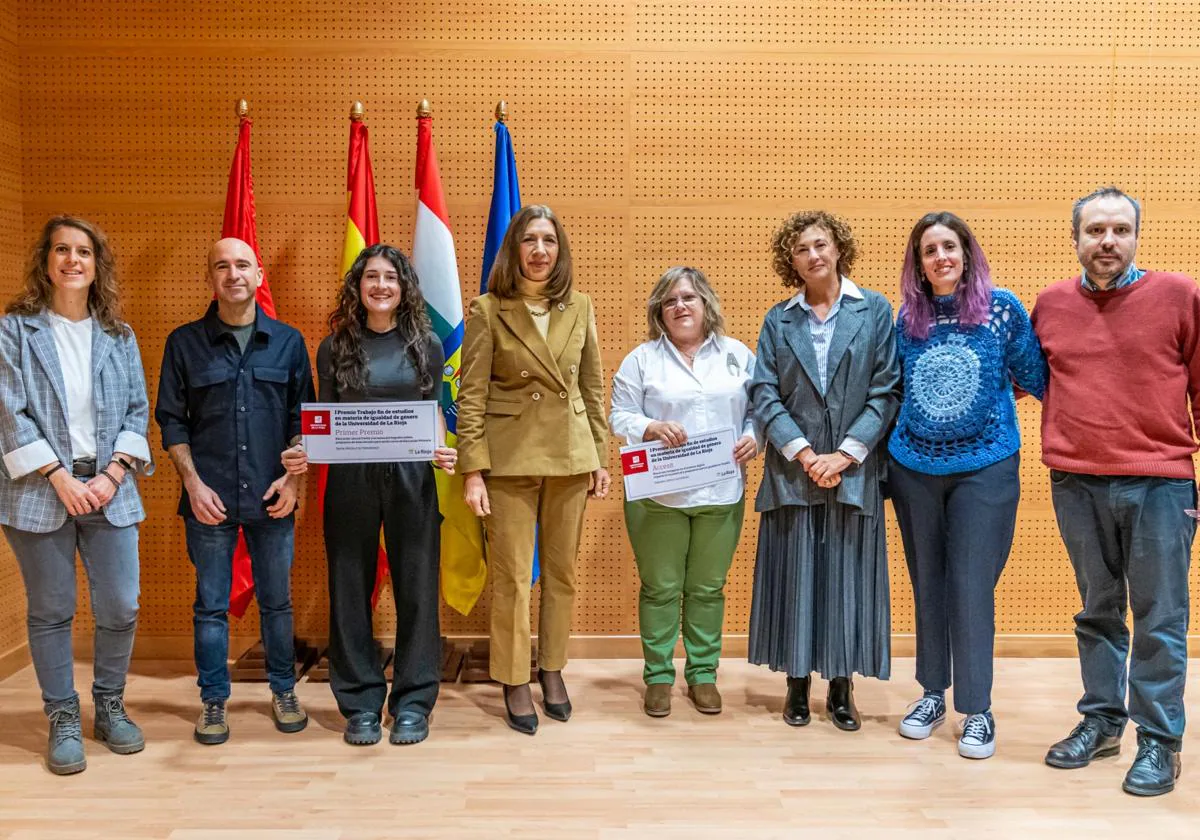 Las premiadas posan con sus reconocimientos