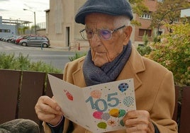 Gregorio Pacheco, con la tarjeta de felicitación por su 105 cumpleaños.