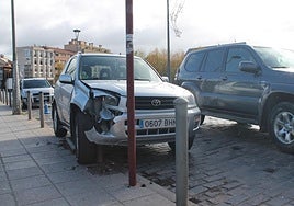 El vehículo accidentado en el puente de piedra de Nájera.