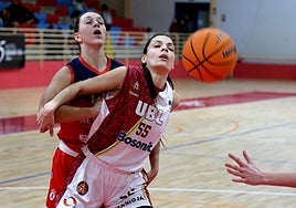 Emma Flórez cierra un rebote en el partido contra Maristas.