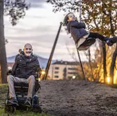 Iván Fernández disfruta con su hija Nora en una tarde de otoño en el parque de los Enamorados de Logroño.