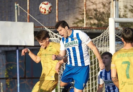 Pugna por el balón en el partido de la pasada semana entre el Calahorra y el Izarra.