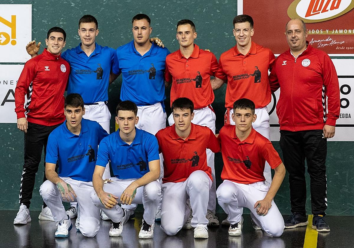 Los ocho finalistas posan juntos