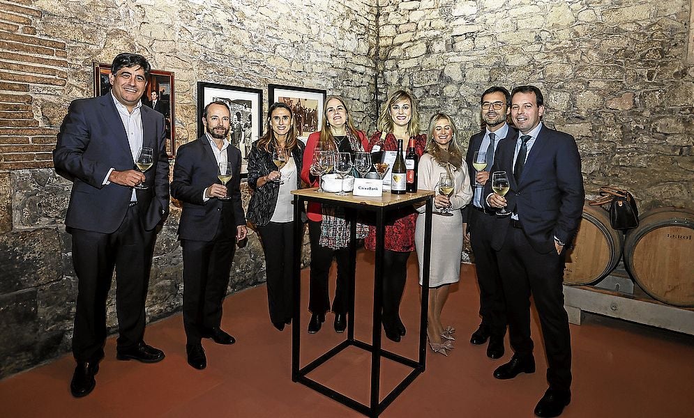 Diego Saugar, Íñigo Senosiáin, Isabel Moreno, Zenaida Guadalupe, Raquel Angulo, Helena Gil, Iker Muguruza e Íñigo Latorre, en representación de CaixaBank.