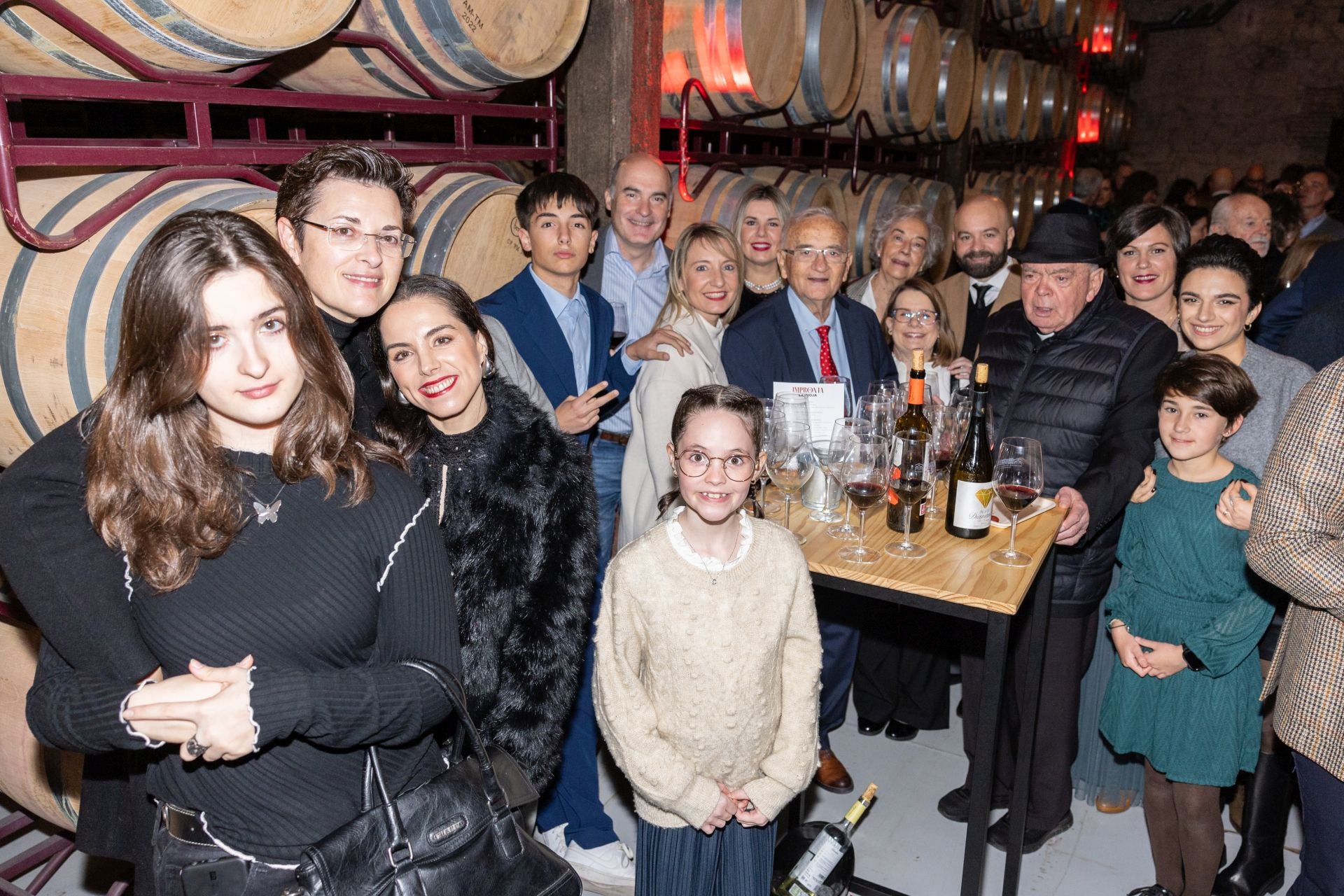 La gran familia de García Turza, entre ellos Irene, Ester, Elena, Pablo, Fernando, Justo, Elena, Ana, Teresa, Daniel, Tatev, Adrián, Claudia..., arropando a Claudio, Premio Impronta a la Trayectoria 2024, en la gala celebrada el viernes.