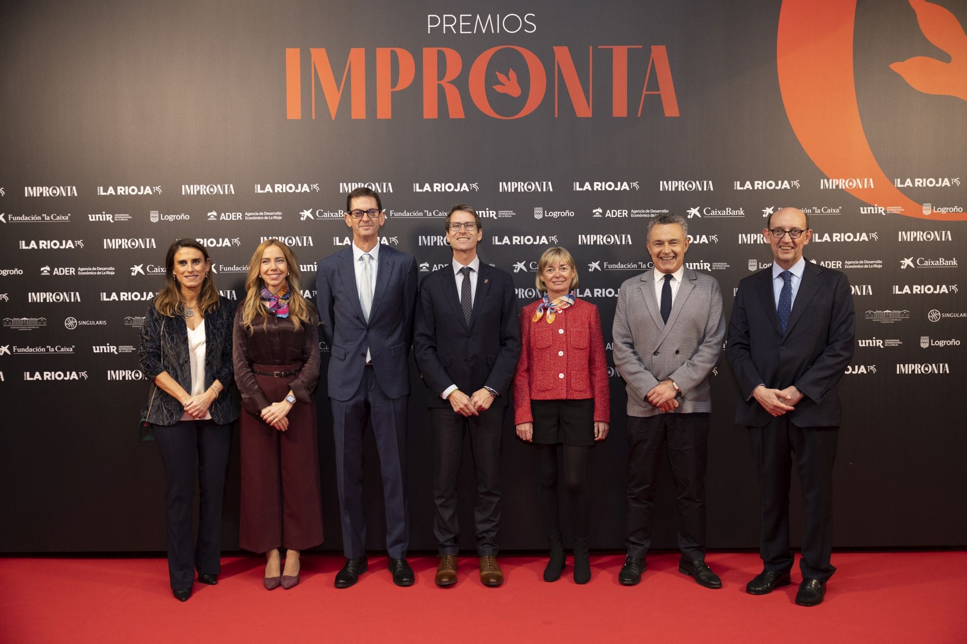 La directora territorial de Caixabank en Navarra, Aragón y La Rioja, Isabel Moreno; la presidenta del Parlamento riojano, Marta Fernández; el director general de Nueva Rioja, Goyo Ezama; el presidente del Gobierno de La Rioja, Gonzalo Capellán; la directora de Diario LA RIOJA, Teresa Cobo; el alcalde de Logroño, Conrado Escobar y Alberto Canals, director de Relaciones Institucionales de UNIR.