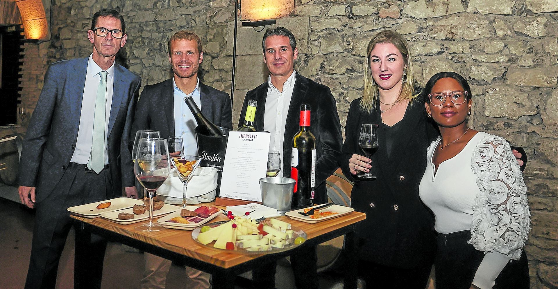 El director general de Nueva Rioja, Goyo Ezama, con Andoni Amillano, Carlos Santamaría, Estela López y Alexandra Velasco.
