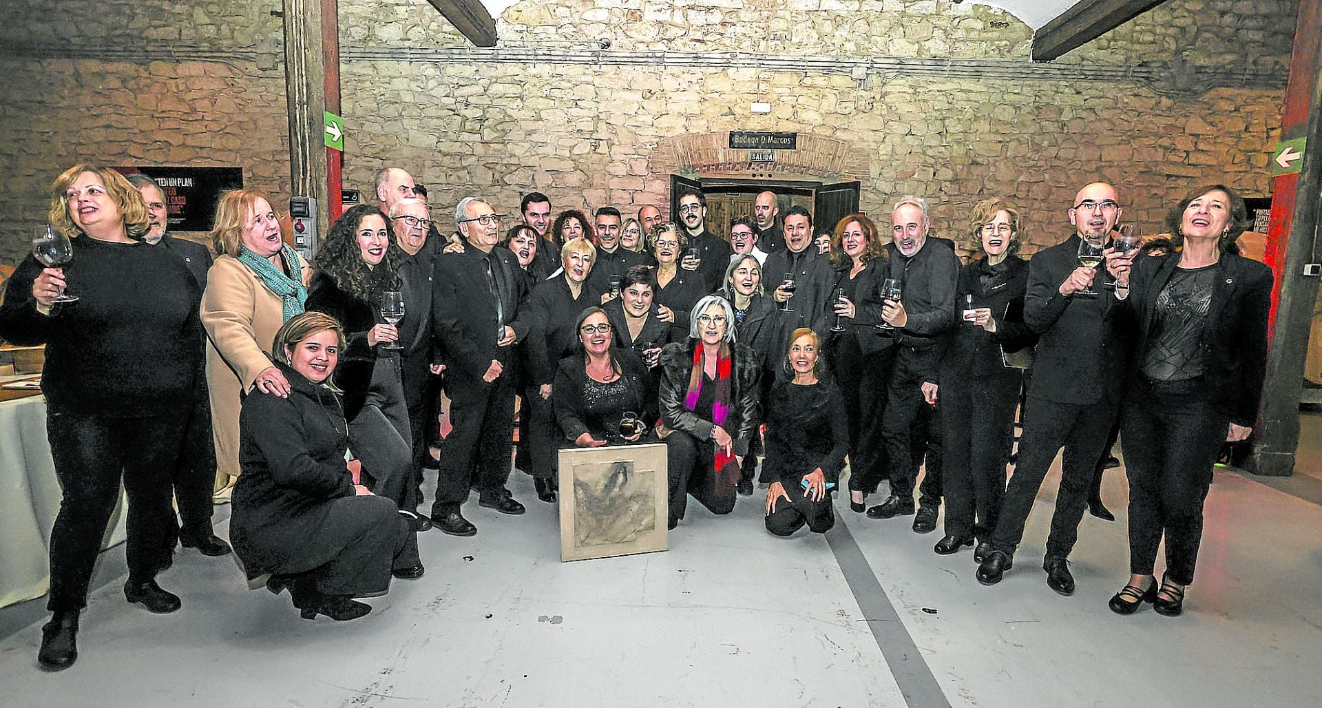 Representantes del Orfeón Logroñés, Premio Impronta de los Lectores 2024, también se animaron a cantar en la sala de Los Tinos mientras los asistentes disfrutaban del ágape.