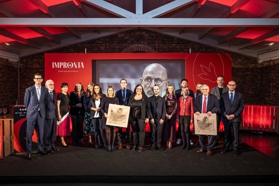 Foto de familia de premiados, organizadores y patrocinadores.