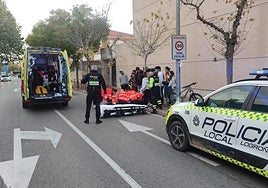 Servicios de emergencias atienden al joven antes de trasladarlo en ambulancia.