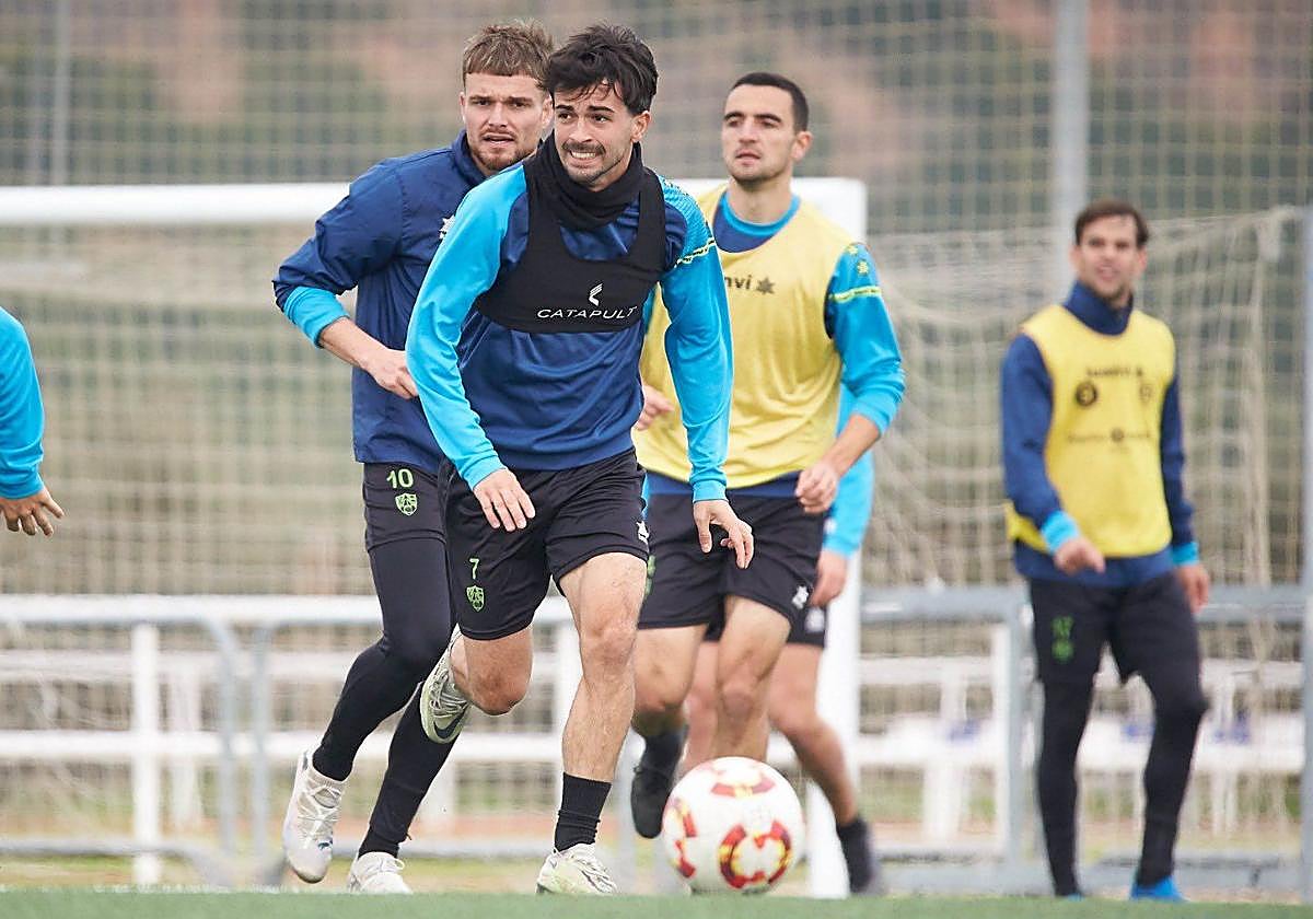 Aparicio, Ekiza, Javi Bueno y, al fondo, Víctor López, durante un entrenamiento.