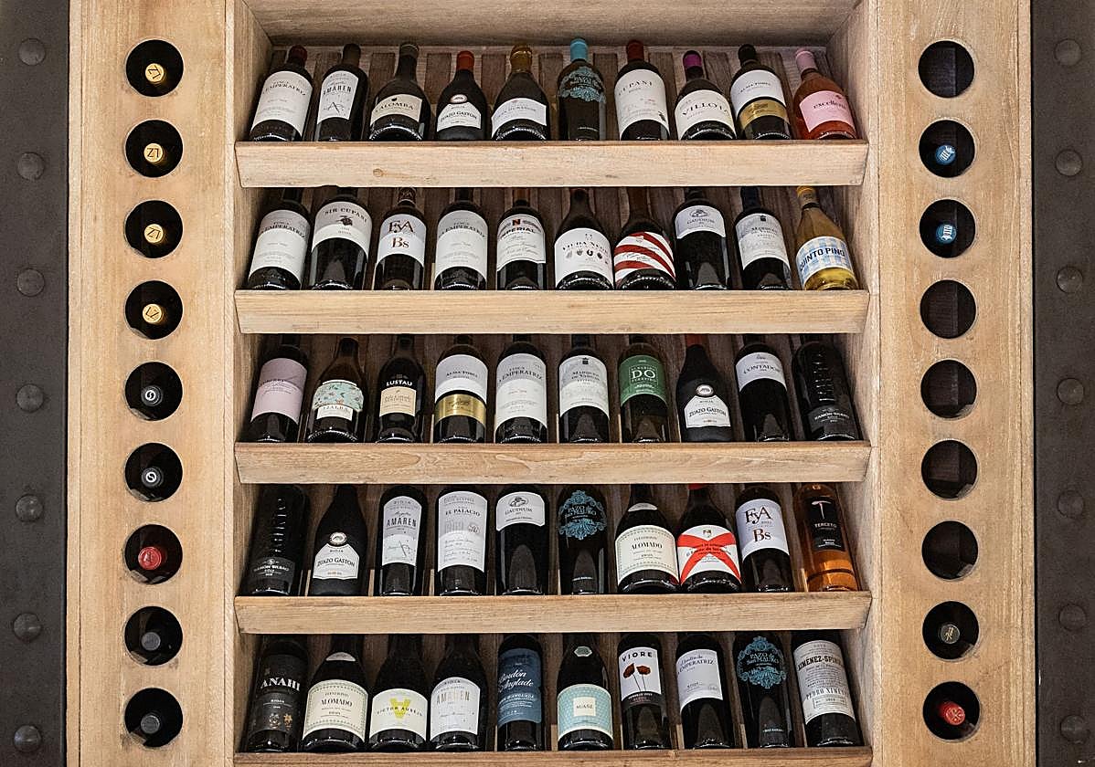 Muestrario de vinos en el botellero de un establecimiento logroñés.