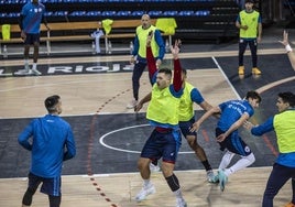 Ejercicio de ataque y defensa durante un entrenamiento del Ciudad de Logroño.