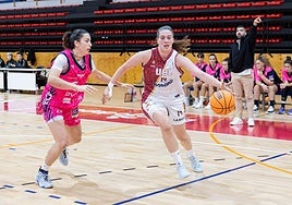 María Angulo intenta entrar a canasta.