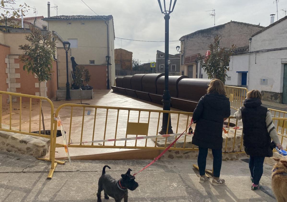 Los vecinos de Hervías reclaman un cambio de diseño en la plaza del Marqués